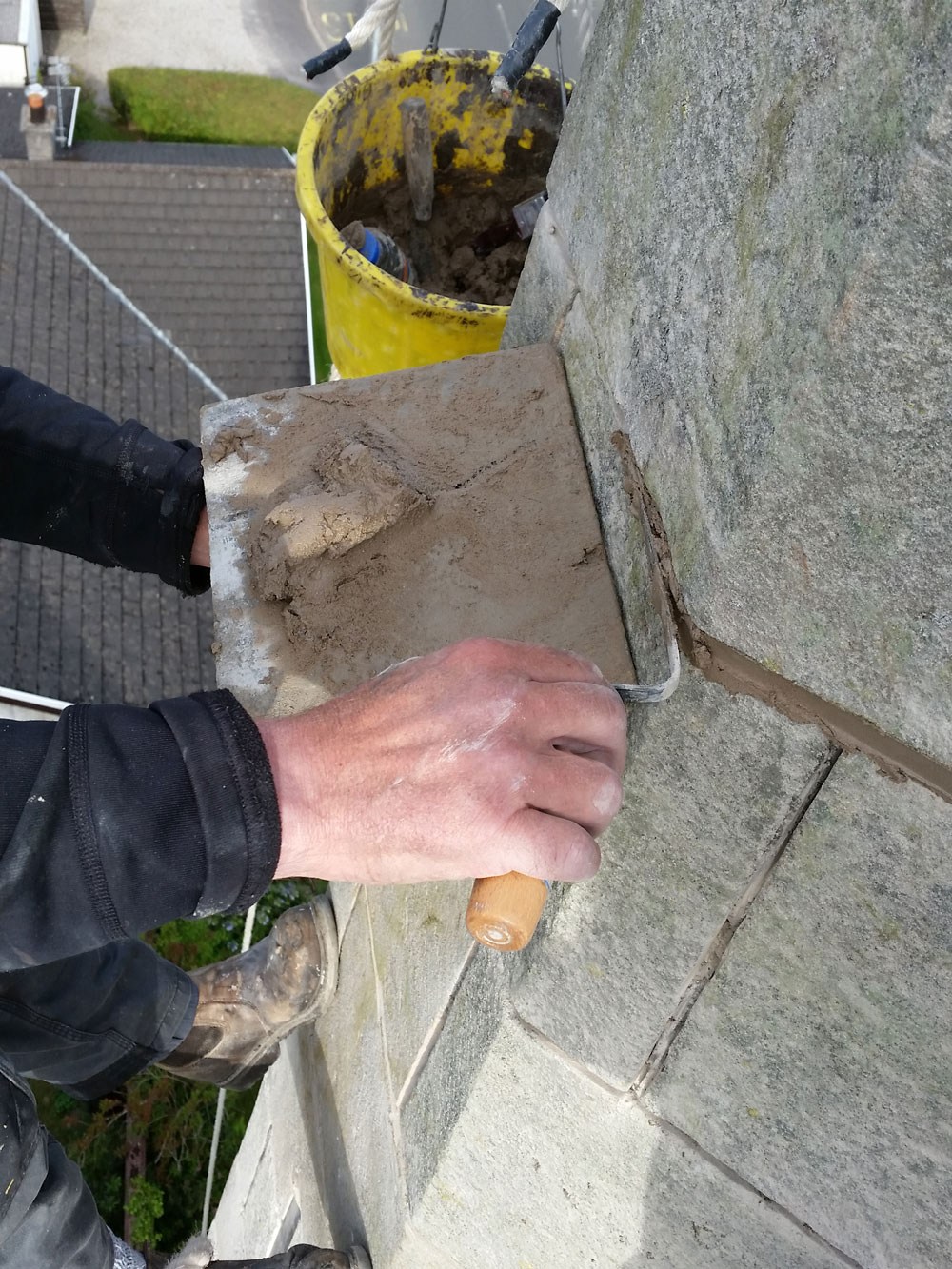 Pointing hydraulic lime mortar into the masonry beds and joints